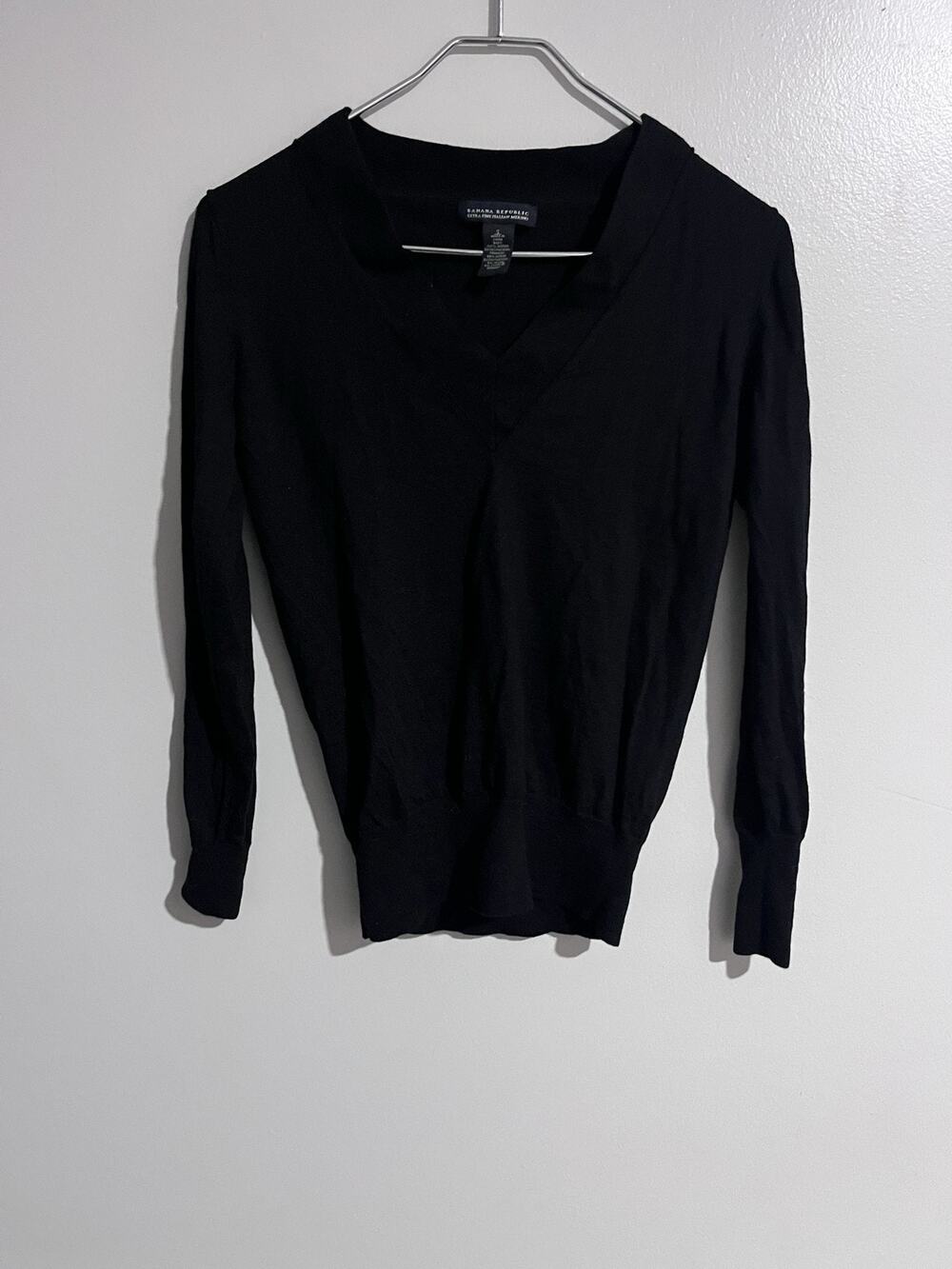 Banana Republic Sweater Womens S Black V-Neck Pullover Merino Lightweight Slim